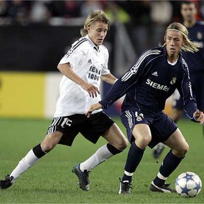 Guti, a la derecha, controla el balón ante la presión de Skjelbred.