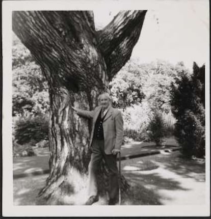 Tolkien, en el Jardín Botánico de Oxford en 1973.