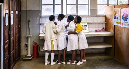 Enfermeras en el hospital de XaiXai, Mozambique