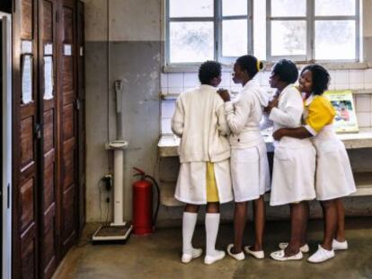 Enfermeras en el hospital de XaiXai, Mozambique