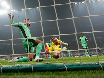 Oblak mira cómo entra el balón en su portería, en el gol que supone el único del encuentro.