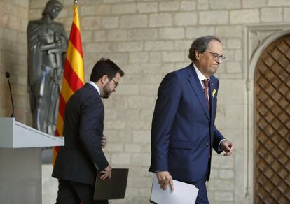 Desde la derecha, el presidente de la Generalitat, Quim Torra (JxCAT), y su vicepresidente, Pere Aragonès (ERC), tras su comparecencia conjunta después de una reunión en la que se trató la crisis vivida en el Parlament entre sus partidos por discrepancias sobre el voto delegado de los diputados suspendidos, el 5 de octubre de 2018.
