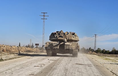 Los tanques del ejrcito israel abandonan la zona despus de causar da?os a zonas civiles en cuatro ciudades de la provincia de Quneitra, en los Altos del Goln, este 8 de enero.