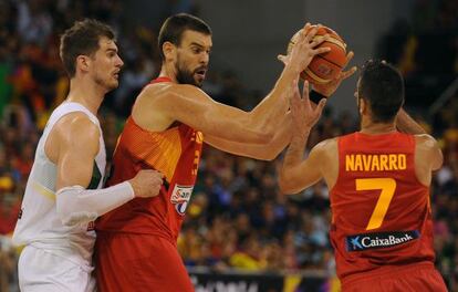 Marc Gasol protege el bal&oacute;n ante Splitter.