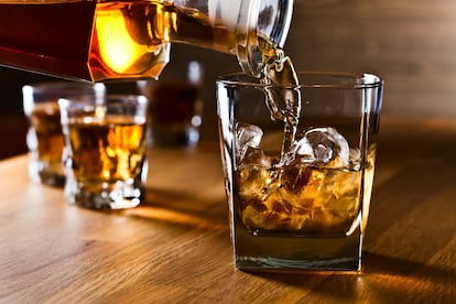<p class="p1"><strong>¿Quién lo dice?</strong> Publicaciones de cocina y salud como 'Epicurius' y <a href="http://abcnews.go.com/blogs/health/2012/12/08/cold-remedy-cocktails-do-they-work/" target="_blank">doctores como William Schaffner</a>, de medicina preventiva del centro médico de la Universidad de Vanderbilt (Nashville, EE UU). <br /><strong>¿Cómo lo prueba?</strong> El alcohol dilata ligeramente los vasos sanguíneos y eso hace que sea más fácil para las membranas mucosas lidiar con una infección. Una buena receta es mezclar agua caliente, piel de limón con clavos, zumo de limón y azúcar moreno. Una vez hecha esa mezcla, añade unos 60 mililitros de whisky. No, esto no se trataba de tomarse un copazo. El copazo, mejor, para cuando no estés resfriado. No desearás mezclar un resfriado con una resaca.</p>