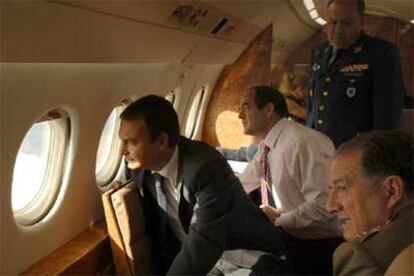 Zapatero observa una maniobra de reabastecimiento en vuelo junto a Bono y dos mandos militares.