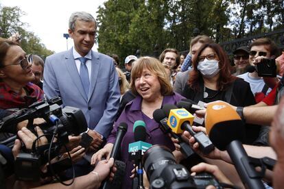 Svetlana Alexievich habla con la prensa y sus simpatizantes antes de declarar, este miércoles en Minsk.