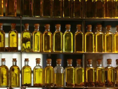 Botellas de aceite de oliva en una estantería.