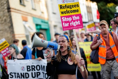 Una manifestante anti-racista durante la marcha antifascista del pasado viernes en Orpington.
