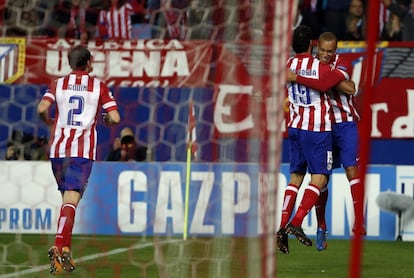 Miranda celebra abrazado a Diego Costa su gol, el primero del partido.