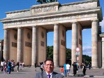 O jornalista panamenho Hitler Cigarruista em uma visita recente a Berlim (Alemanha).