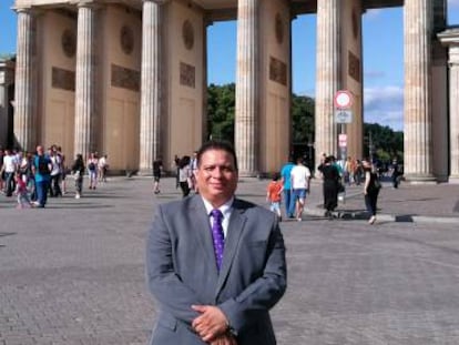 O jornalista panamenho Hitler Cigarruista em uma visita recente a Berlim (Alemanha).