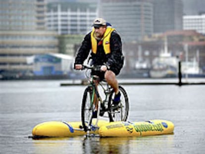 Bicicleta con dos flotadores para pasear sobre el agua