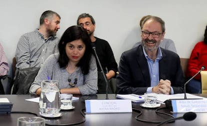 Los concejales Rommy Arce y Javier Barbero, en la comisión de Seguridad de hoy.