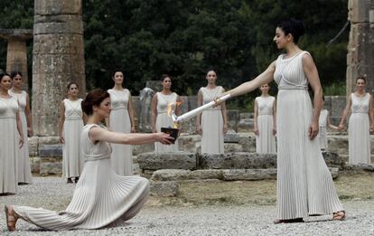 Ceremonia de encendido de la llama olímpica para los Juegos Olímpicos de Londres 2012 delante del Templo de Hera en Olimpia.