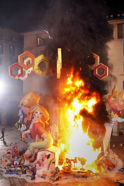 La <i>foguera</i> oficial, <i>Amor verdadero</i>, de Pepe Espadero, en la plaza del Ayuntamiento, en la imagen, fue la primera en arder pasada la medianoche.