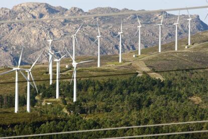 Vista del Monte Pindo con un parque eólico próximo en primer plano.