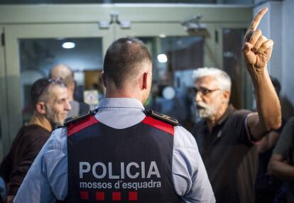 Els Mossos d'Esquadra es presenten en l'IES Tarradell i notifiquen al director que s'ha de tancar el col·legi.