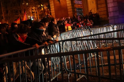 Protesta frente a la sede del PSOE, este jueves en Madrid.