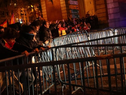 Protesta frente a la sede del PSOE, este jueves en Madrid.