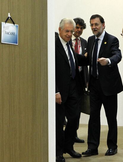 El presidente de Gobierno, Mariano Rajoy junto al Primer Ministro italiano, Mario Monti, tras la reunión que han mantenido en la noche del lunes en Seúl.