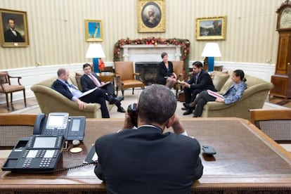 Barack Obama habla con Ra&uacute;l Castro en el despacho Oval, en presencia de Ben Rhodes y Ricardo Z&uacute;&ntilde;iga, entre otros.
 