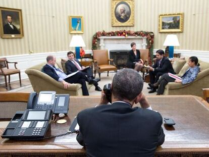 Barack Obama habla con Ra&uacute;l Castro en el despacho Oval, en presencia de Ben Rhodes y Ricardo Z&uacute;&ntilde;iga, entre otros.
 