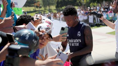 Vinicius firma autógrafos a los aficionados en la concentración del Real Madrid en Los Ángeles.