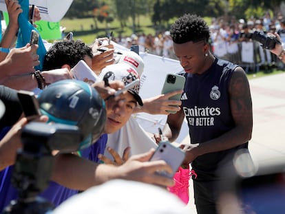 Vinicius firma autógrafos durante la gira del Real Madrid en Estados Unidos el pasado verano.