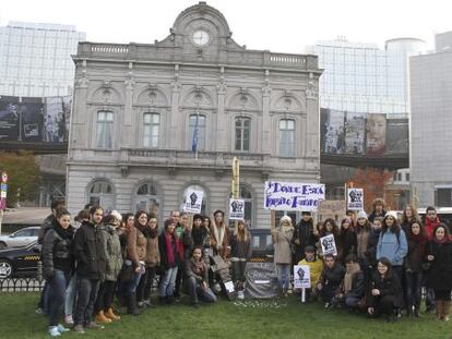 Los 'erasmus' españoles de Bruselas hoy durante una concentración ante la sede del Parlamento Europeo.