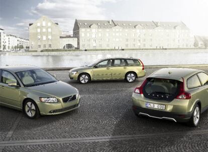 La berlina S40 (izquierda), el cupé C30 (derecha) y la ranchera V50.
