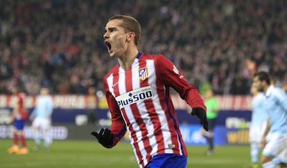  El delantero franc&eacute;s del Atl&eacute;tico de Madrid Antoine Griezmann celebra el gol marcado ante el Celta de Vigo, el primero del equipo, durante el partido de los cuartos de final de la Copa del Rey disputaron en el estadio Vicente Calder&oacute;n. EFE/V&iacute;ctor Lerena