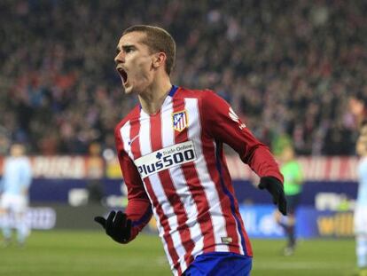  El delantero franc&eacute;s del Atl&eacute;tico de Madrid Antoine Griezmann celebra el gol marcado ante el Celta de Vigo, el primero del equipo, durante el partido de los cuartos de final de la Copa del Rey disputaron en el estadio Vicente Calder&oacute;n. EFE/V&iacute;ctor Lerena