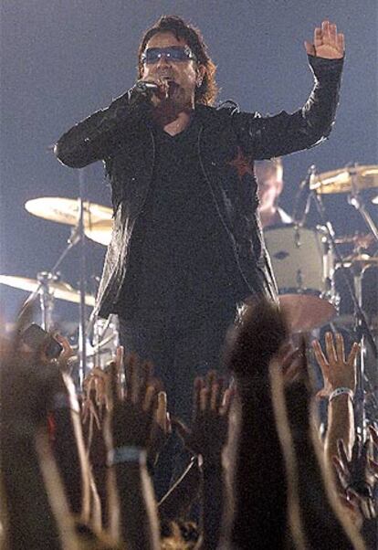 Bono, en un concierto de U2 en Barcelona en 2001.