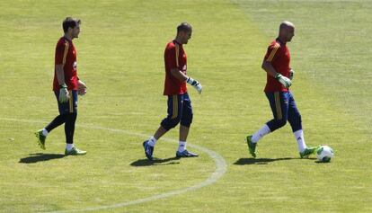 Casillas y Vald&eacute;s siguen a Reina durante un entrenamiento