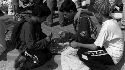 Unos niños intercambian cromos de la temporada 1995/96 en el Rastro de Madrid.