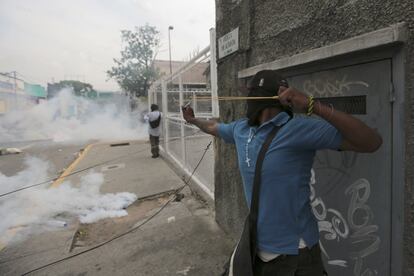 Un joven, durante las protestas en Caracas contra el Gobierno de Maduro.