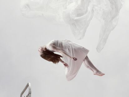 Maia Flore levita sobre una cama enterrada en el bosque dejándose arrastrar por el sueño. Empieza
el viaje.