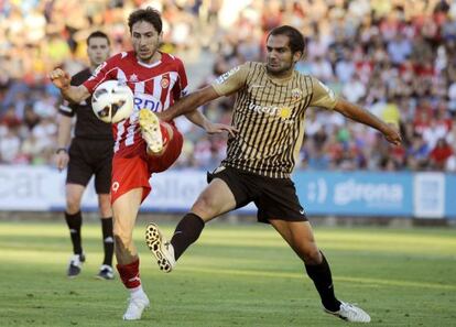 Verza lucha el balón con Gerard Bordas