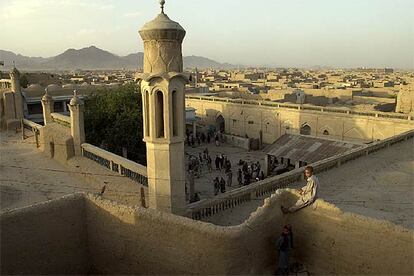 Vista de una mezquita de Kandahar, antiguo feudo de los talibanes, durante el rezo del atardecer.
