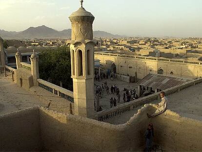 Vista de una mezquita de Kandahar, antiguo feudo de los talibanes, durante el rezo del atardecer.