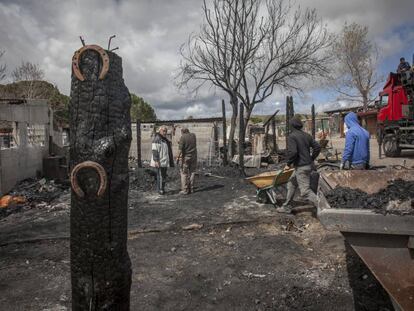 Estado en el quedaron las instalaciones de la ONG Burrolandia tras el incendio.