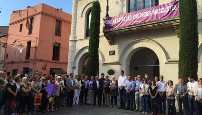 Concentración delante del ayuntamiento contra la violencia machista.