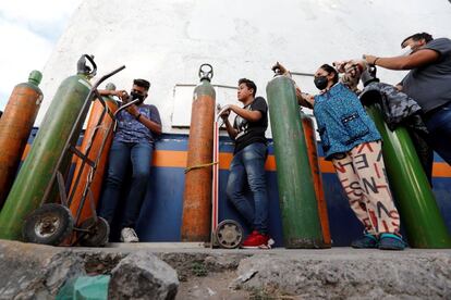 Decenas de personas esperan turno para cargar oxígeno, en Guadalajara, Estado de Jalisco (México). El país reportó 1.584 nuevas muertes por el coronavirus en las últimas 24 horas, el máxima durante la pandemia, con lo que la cifra de víctimas mortales llegó a 142.832, informaron autoridades de la Secretaría de Salud.