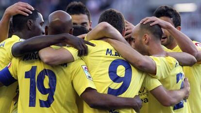 Los jugadores del Villarreal celebran el primer gol del partido.