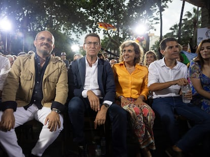 De izquierda a derecha, Manu Reyes, Alejandro Fernández, Alberto Núñez Feijóo, Dolors Montserrat, Nacho Martín Blanco y Lorena Roldán, en un mitin del PP en Castelldefels (Barcelona).