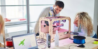 Jóvenes ingenieros prototipando un cohete con una impresora 3D.