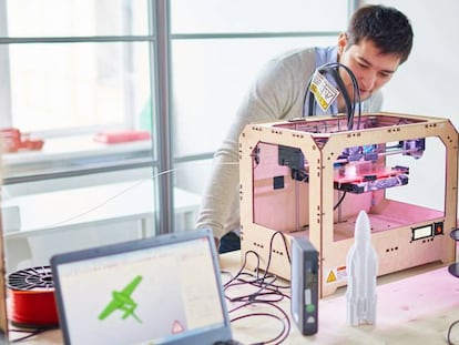 Jóvenes ingenieros prototipando un cohete con una impresora 3D.