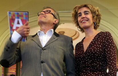 El director artístico del Teatro Arriaga, Emilio Sagi, ayer junto a la concejal de Cultura de Bilbao, Ibone Bengoetxea, durante la presentación de cinco espectáculos para la próxima temporada.