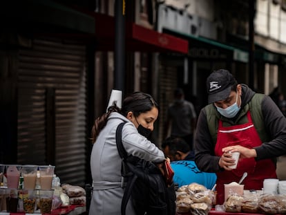 Vendedores de alimentos en la calle 16 de septiembre del centro histórico de Ciudad de México.